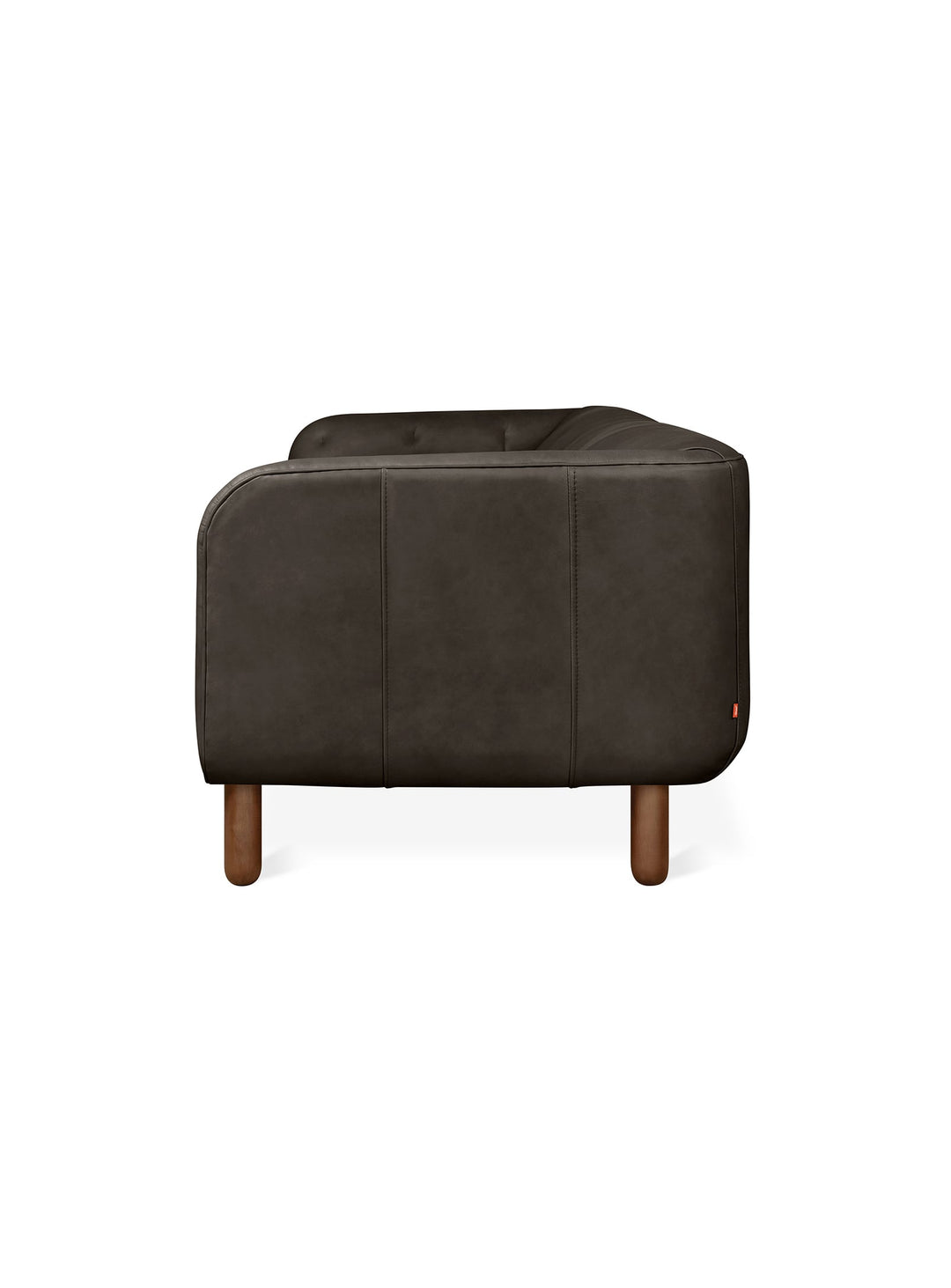 Le sofa Beaconsfield de Gus* Modern allie tradition et modernité. cuir noir