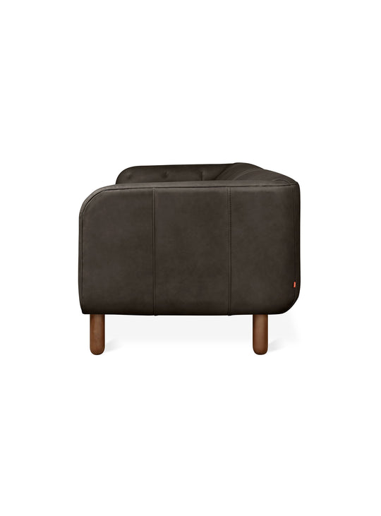 Le sofa Beaconsfield de Gus* Modern allie tradition et modernité. cuir noir