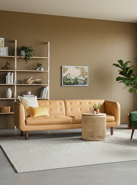 Sofa Beaconsfield de Gus* Modern : cuir tufté, confort et élégance vintage. cuir canyon