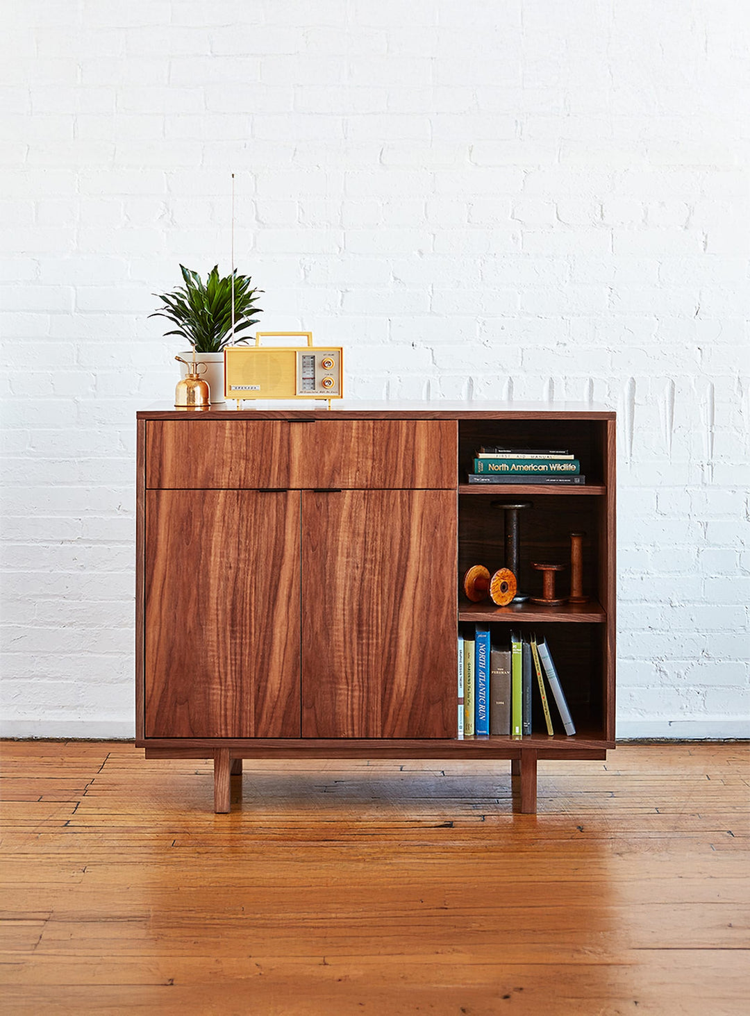 Cabinet Belmont de Gus* Modern, rangement élégant en noyer contemporain.