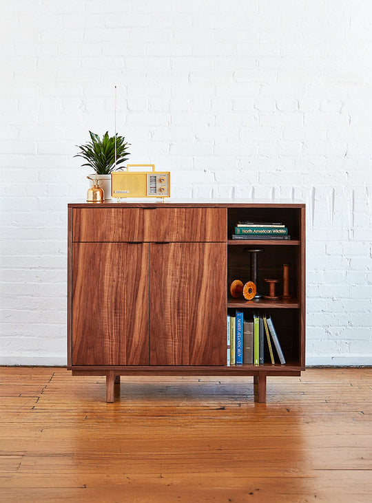 Cabinet Belmont de Gus* Modern, rangement élégant en noyer contemporain.