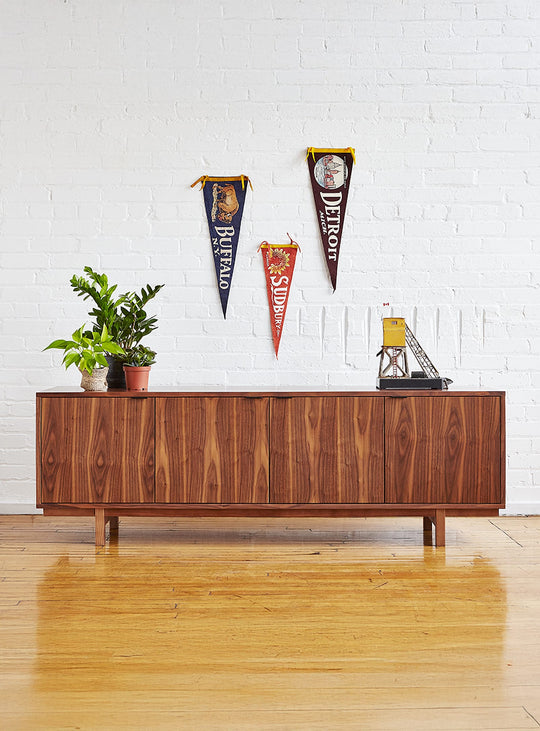 Buffet Belmont de Gus* Modern, noyer raffiné et lignes épurées.