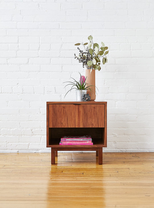 Table d’appoint Belmont de Gus* Modern, design épuré en noyer élégant.