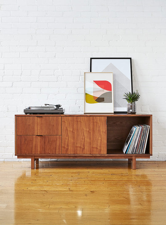 Meuble TV Belmont de Gus* Modern, design minimaliste en noyer élégant.