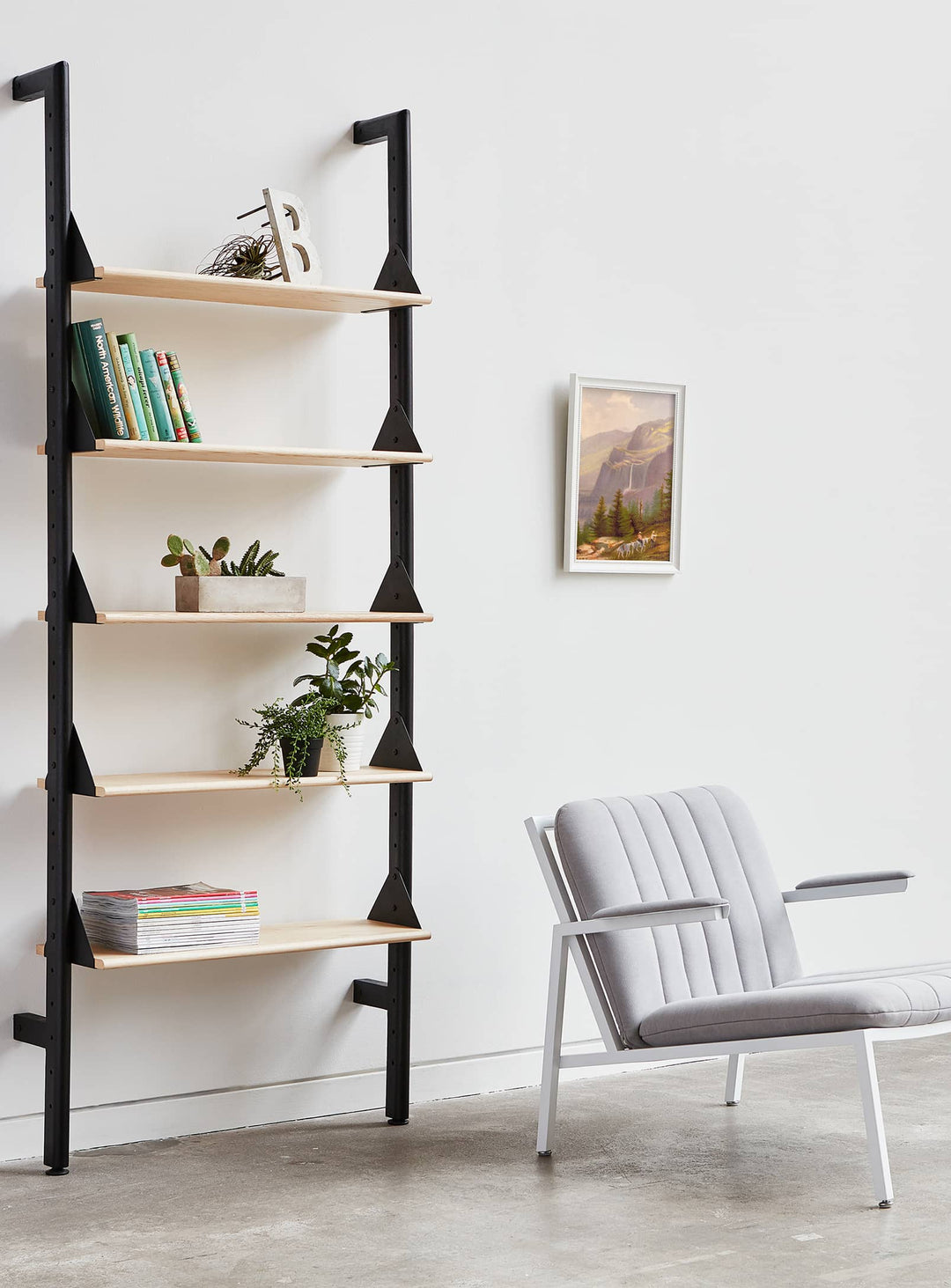 Ajoutez une touche de raffinement à votre intérieur avec la bibliothèque Branch 1 de Gus* Modern, minimaliste et polyvalente. Noir / naturel.
