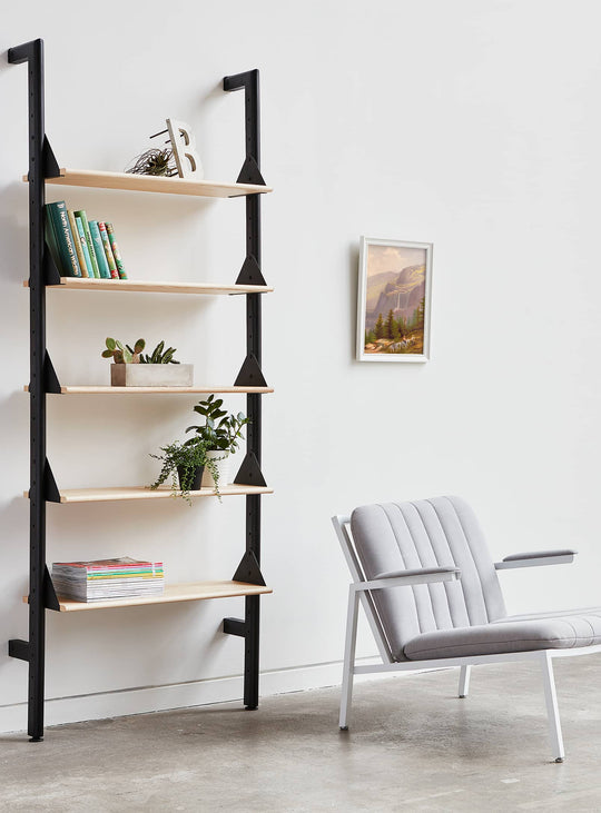 Ajoutez une touche de raffinement à votre intérieur avec la bibliothèque Branch 1 de Gus* Modern, minimaliste et polyvalente. Noir / naturel.
