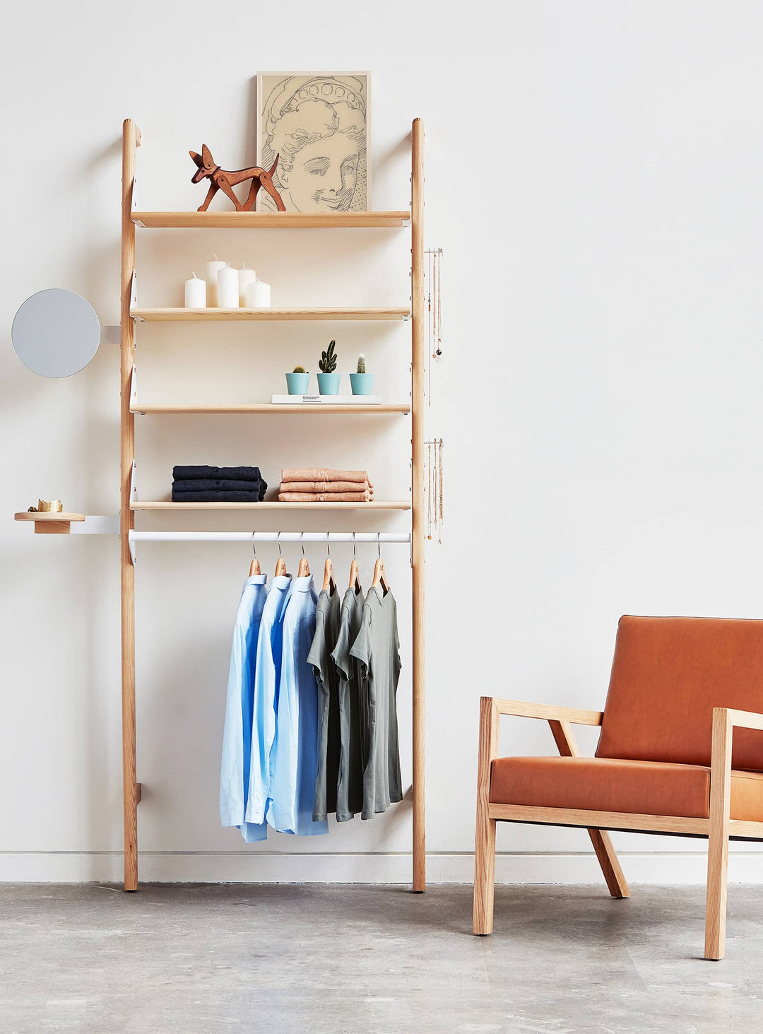 Display Branch 1 de Gus* Modern : un présentoir modulaire idéal pour les espaces résidentiels et commerciaux.
Blanc / naturel.