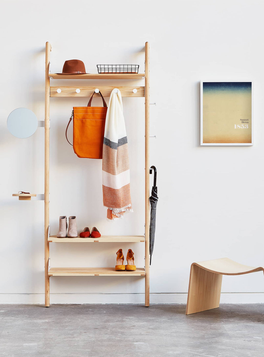 Optimisez votre espace avec Branch de Gus*, une solution de rangement modulaire inspirée du design Mid-century Modern, pour votre entrée. Blanc / naturel.
