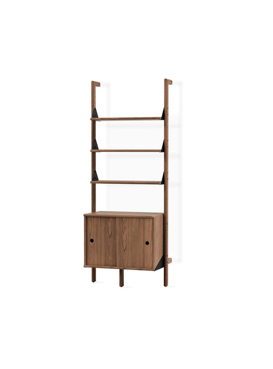 Branch 1 e Gus* Modern dans sa version noir et noyer. Cette étagère est composée de 3 étagères et une armoire avec portes.