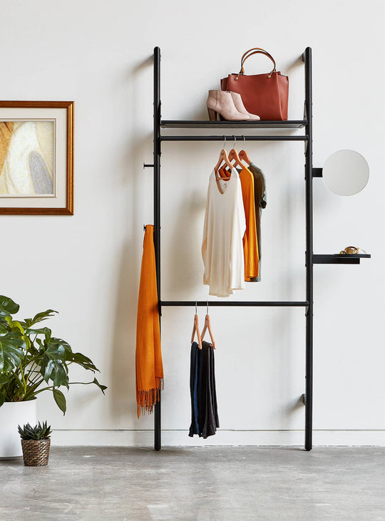 Optimisez votre rangement avec Branch 1 de Gus*, une solution de rangement modulable pour la chambre ou l'entrée. Noir.