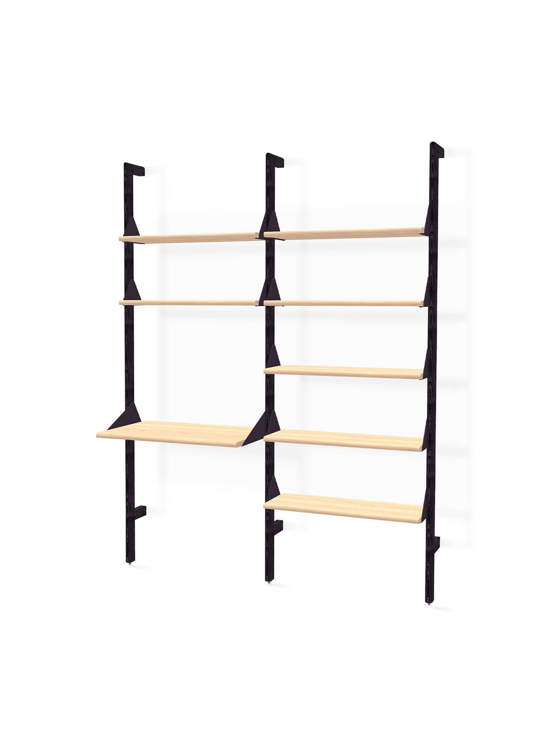 Conçue pour évoluer avec votre décoration, Branch 2 de Gus* Modern offre des solutions de rangement élégantes et pratiques. Noir / naturel.