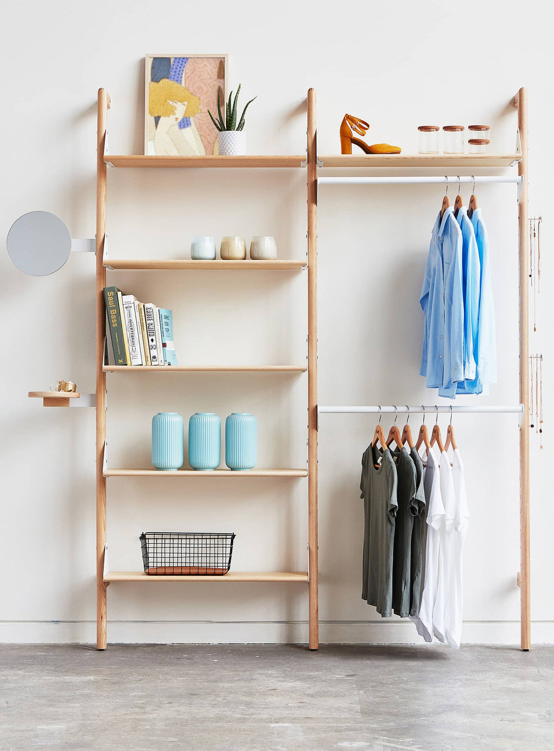 Organisez et exposez vos objets avec Display Branch 2, une solution élégante et modulable signée Gus* Modern. Blanc / naturel.