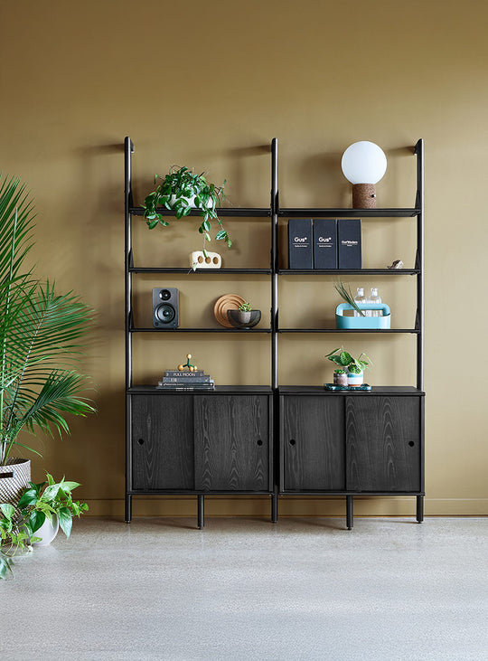 Le meuble Branch 2 de Gus, en double colonne noire, combine rangement fermé et étagères ouvertes dans un design modulable et épuré.