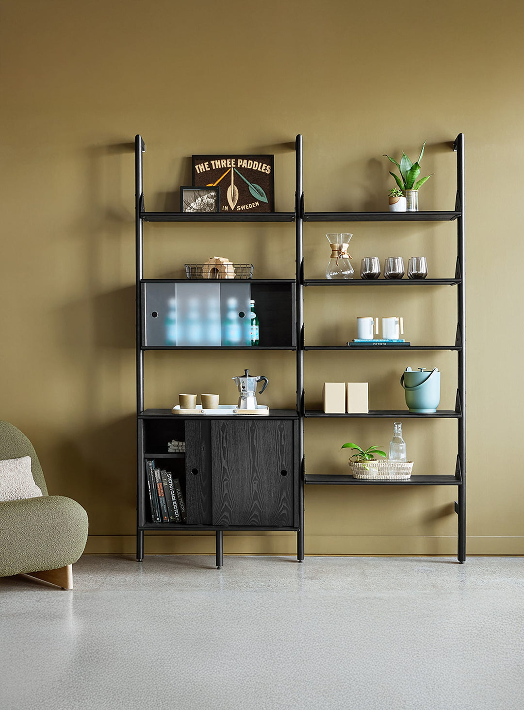 La bibliothèque Branch 2 de Gus, en noir, allie rangement fermé et étagères ouvertes pour un espace modulable, chic et fonctionnel.