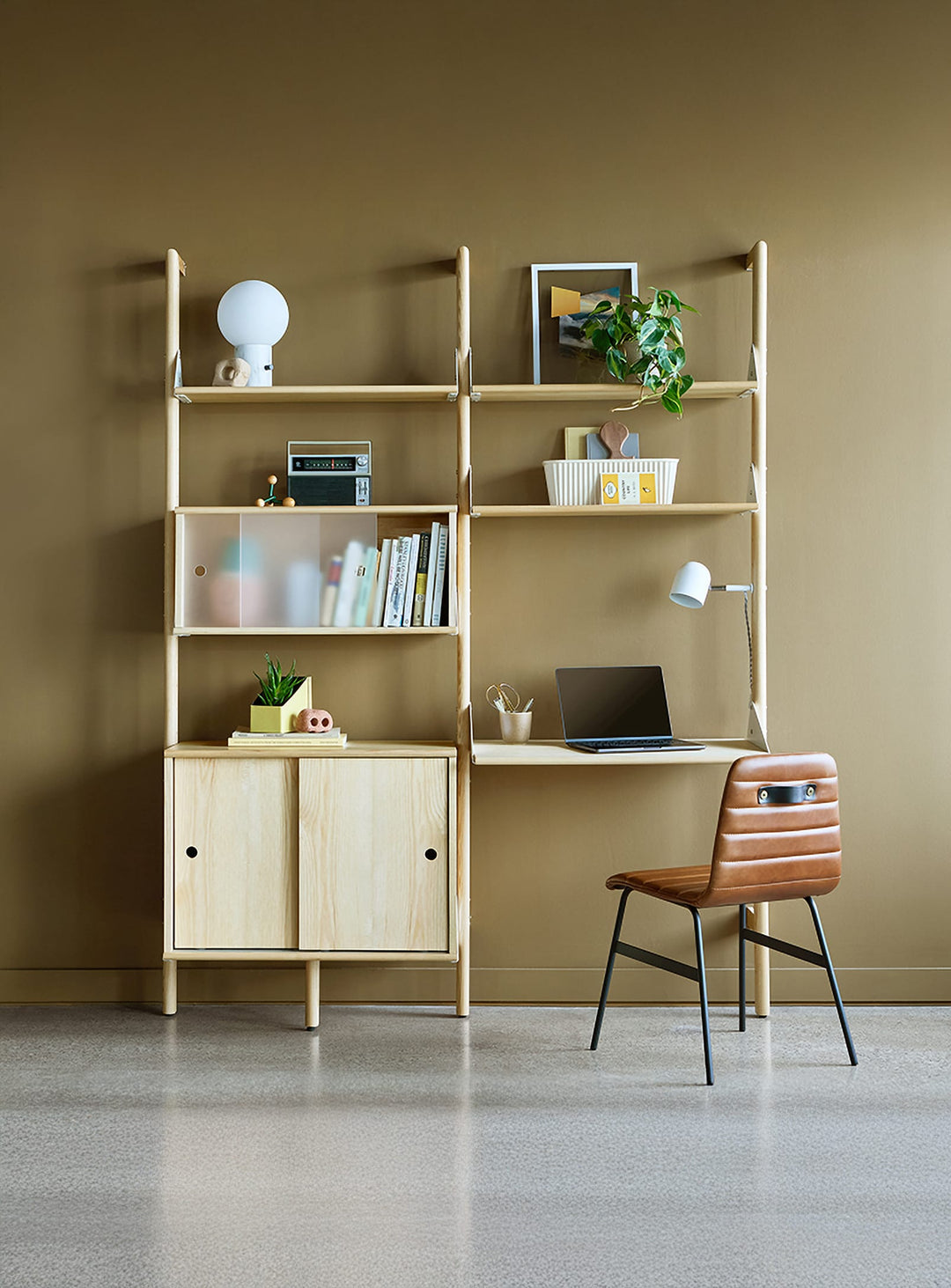 Le meuble Branch 2 de Gus, en blanc et bois naturel, offre une surface de travail pratique avec rangement fermé dans un design modulable.