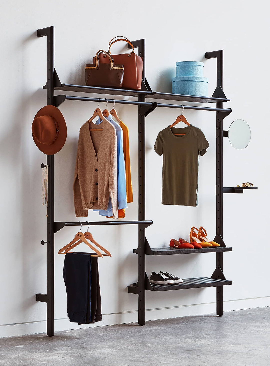 Organisez vos vêtements et accessoires avec style grâce à Branch 2 de Gus* Modern. Noir.