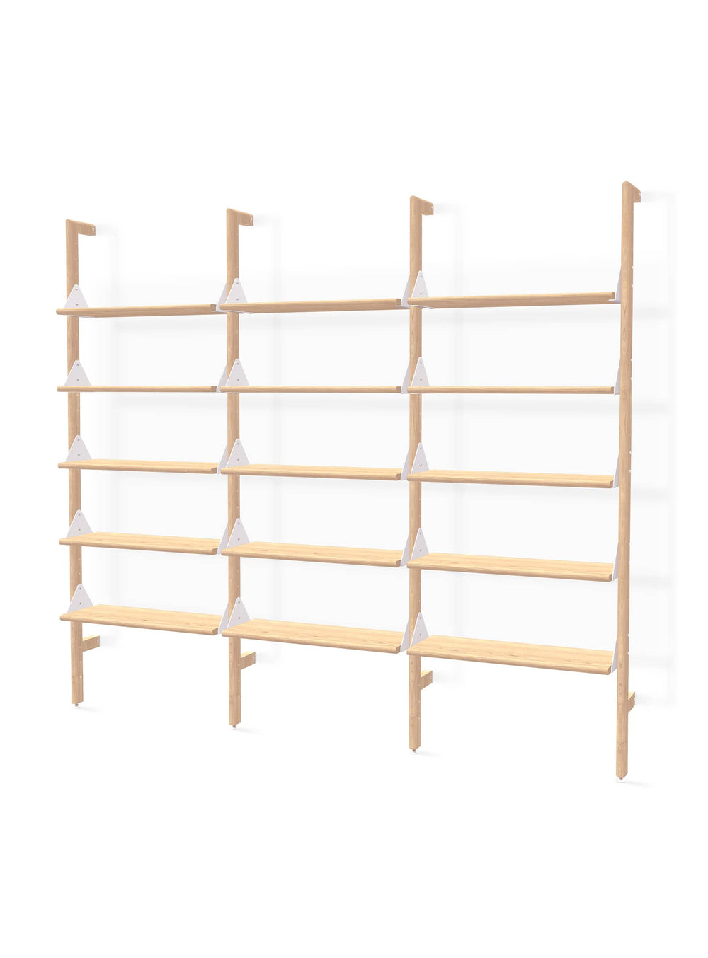 Personnalisez votre espace avec Branch 3 de Gus* Modern, une bibliothèque au design intemporel et adaptable. Blanc / naturel.