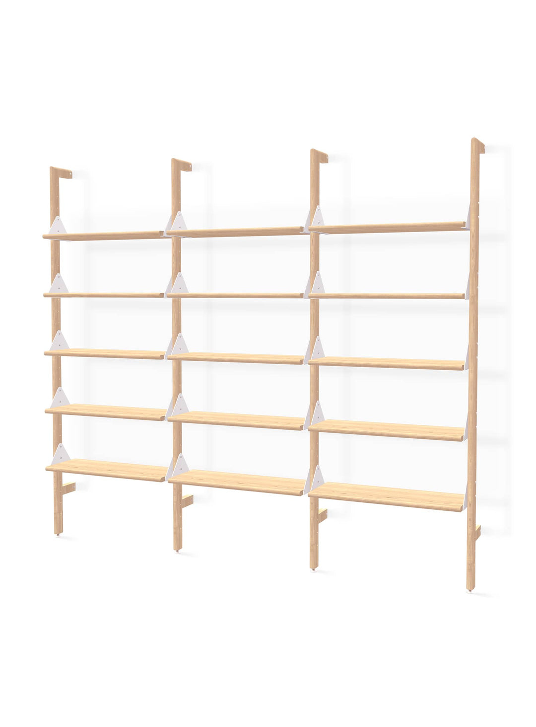Personnalisez votre espace avec Branch 3 de Gus* Modern, une bibliothèque au design intemporel et adaptable. Blanc / naturel.