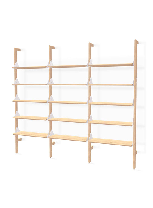 Personnalisez votre espace avec Branch 3 de Gus* Modern, une bibliothèque au design intemporel et adaptable. Blanc / naturel.