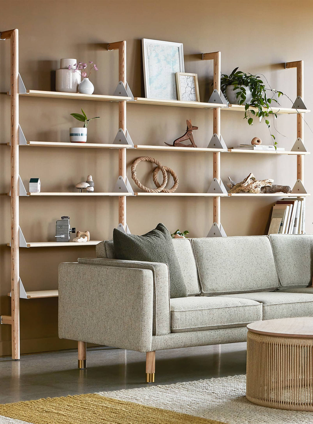 Transformez votre intérieur avec Branch 3 de Gus*, une bibliothèque au style Mid-century revisité pour une flexibilité optimale. blanc / naturel.