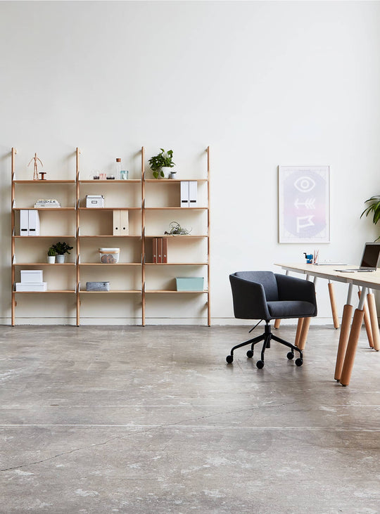 Organisez votre espace avec la bibliothèque Branch 3 de Gus*, une solution de rangement sophistiquée et évolutive. Blanc / naturel.