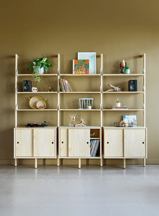 Le système Branch 3 de Gus offre trois colonnes élégantes, étagères et armoires, pour un rangement modulable en blanc et bois naturel.