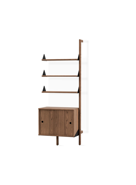 Extension Branch pour votre bibliothèque. Composée de 3 étagères et d'une grande armoire avec porte. Créée par Gus* Modern. noir et noyer