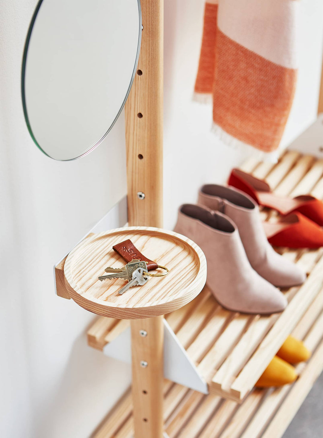 Apportez lumière et profondeur à votre intérieur avec le miroir Branch, conçu pour s’intégrer parfaitement au système Gus* Modern.