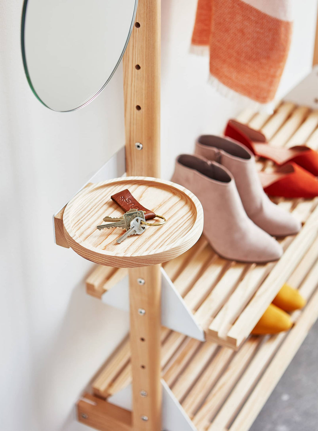 Ajoutez un espace de rangement fonctionnel avec le plateau latéral Branch de Gus* Modern, idéal pour montres, clés et bijoux. Blanc / naturel.