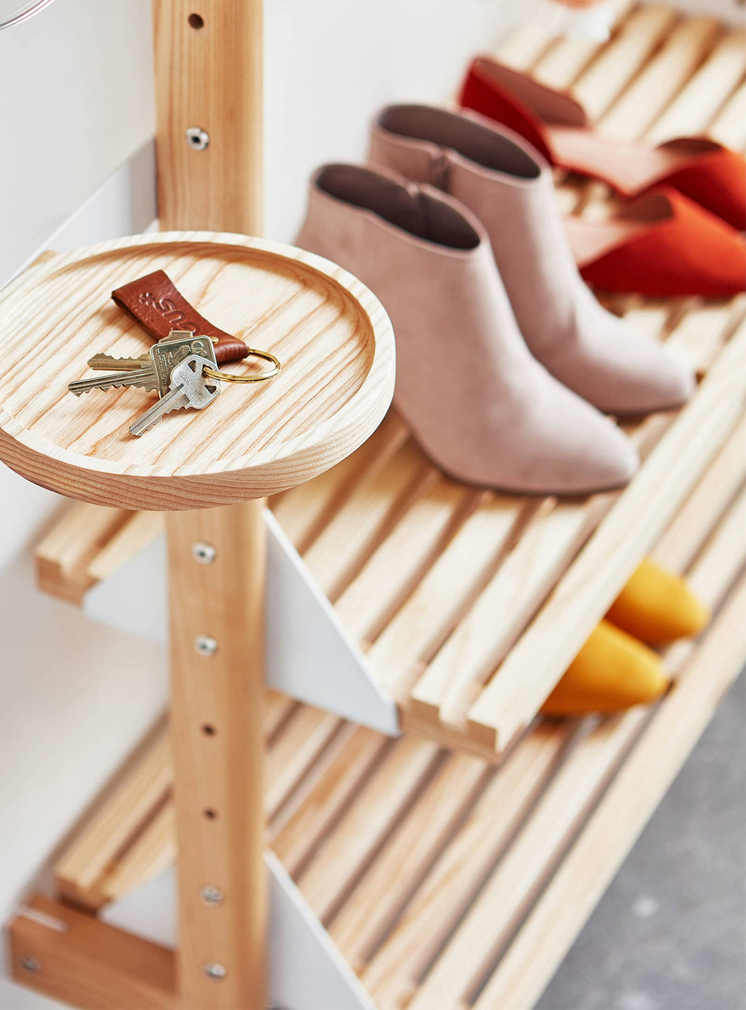 Apportez une touche moderne et fonctionnelle à votre intérieur avec l’étagère à lamelles Branch de Gus* Modern. Blanc / naturel.