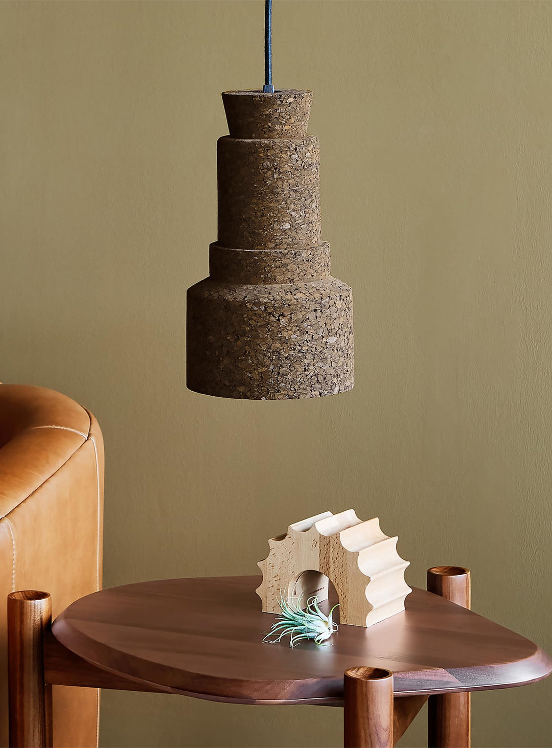 La lampe Buoy de Gus* Modern marie élégance, durabilité et douceur lumineuse.