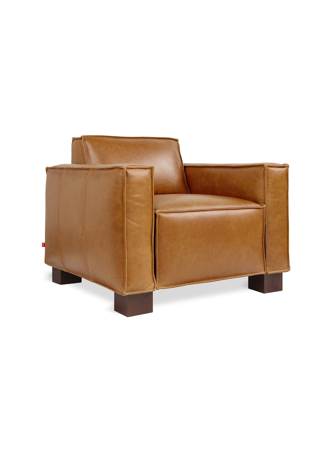 Élégant et robuste, le fauteuil Cabot de Gus* Modern revisite l’esthétique masculine. Cuir tuscon sienna