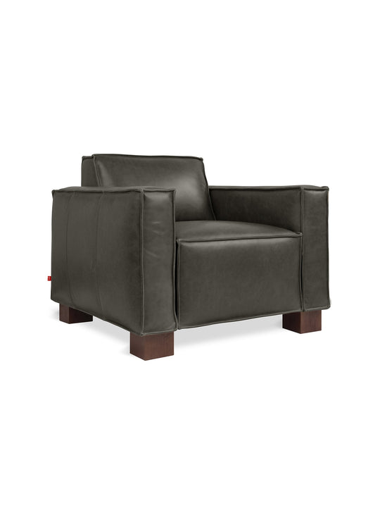 Le fauteuil Cabot de Gus* Modern : coutures fines et design architectural raffiné. Cuir tuscon char