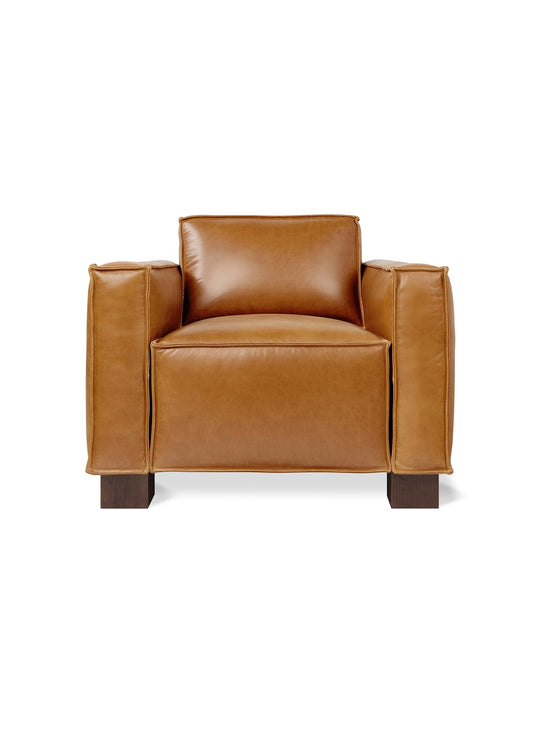 Cuir naturel et confort équilibré définissent le fauteuil Cabot de Gus* Modern. Cuir tuscon sienna