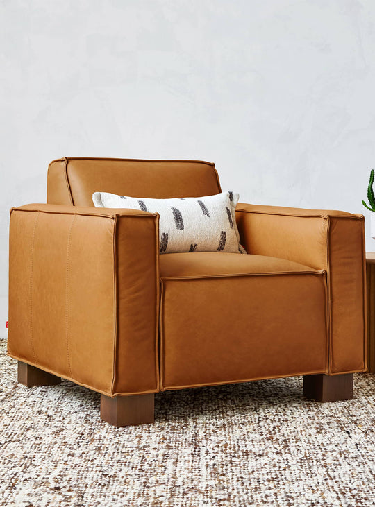 Patine unique et allure contemporaine pour le fauteuil Cabot de Gus* Modern. Cuir tuscon sienna