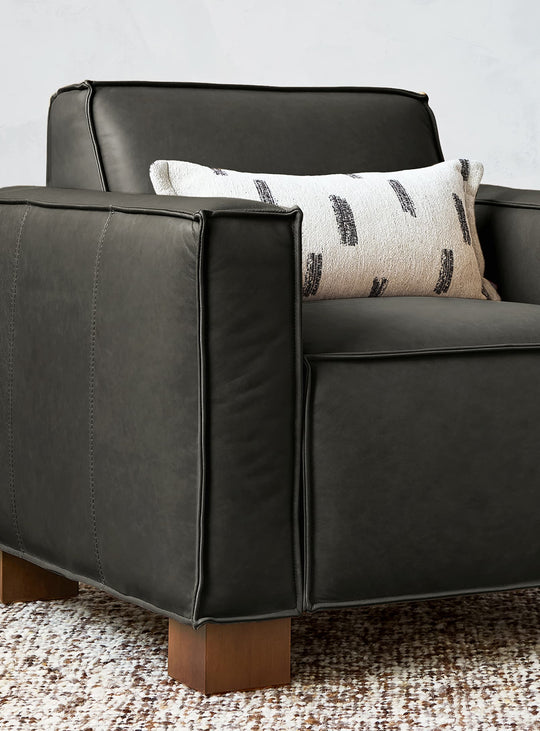 Le fauteuil Cabot de Gus* Modern : assise ferme et dossier raffiné en cuir. Cuir tuscon char