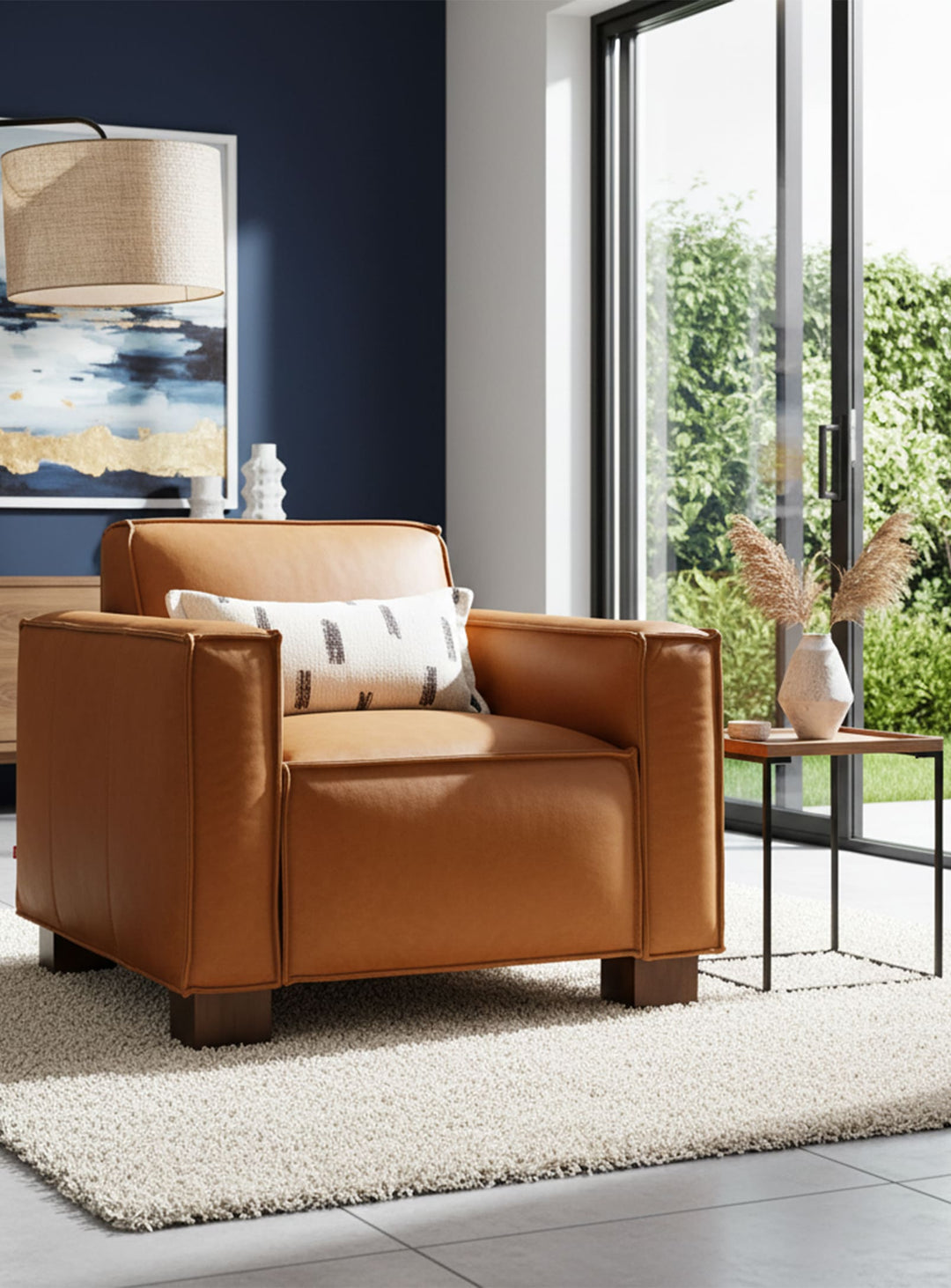 Le fauteuil Cabot de Gus* Modern : cuir authentique et pieds en bois massif. Cuir tucson sienna