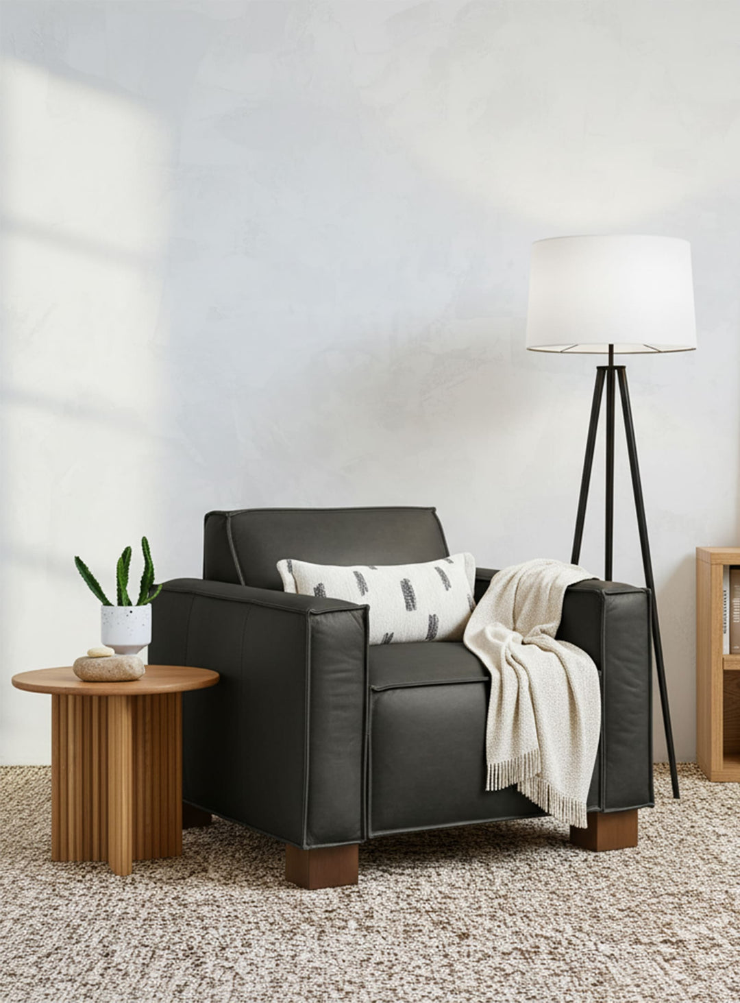 Bois massif et cuir patiné font du fauteuil Cabot de Gus* Modern une pièce unique. Cuir tuscon char