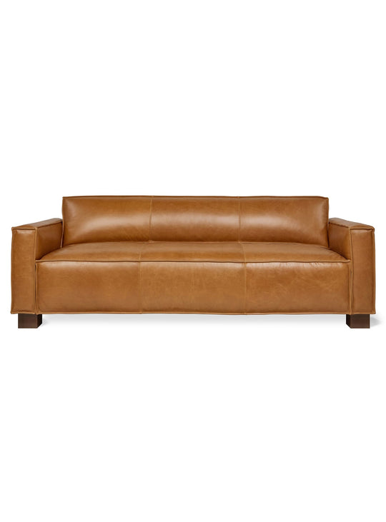 Le sofa Cabot de Gus* Modern : disponible en trois cuirs vintage uniques. Cuir tucson sienna