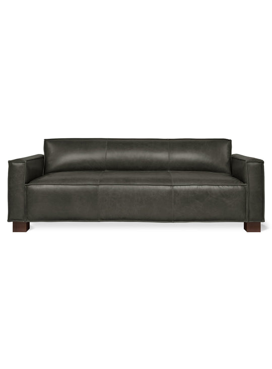Confort et allure raffinée s’unissent dans le sofa Cabot de Gus* Modern. Cuir tucson char