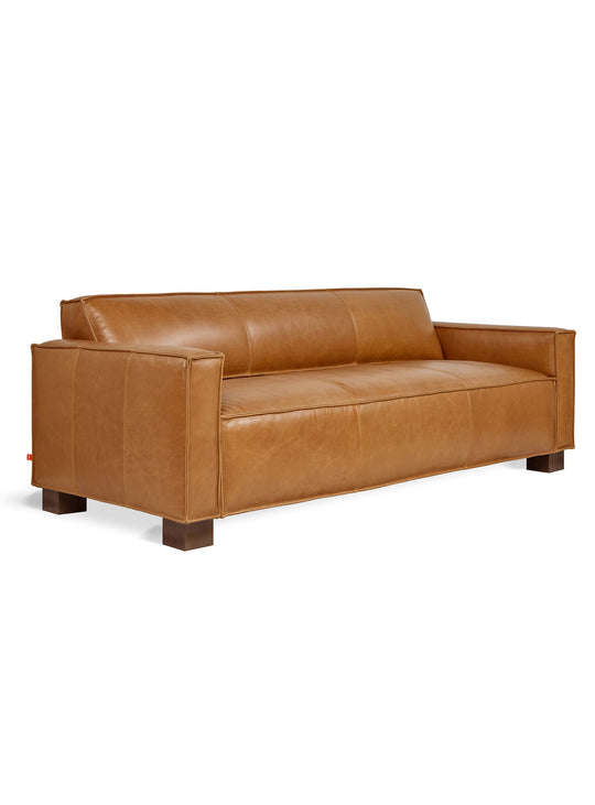 Le sofa Cabot de Gus* Modern : mousse haute densité et cuir italien de qualité. Cuir tucson sienna