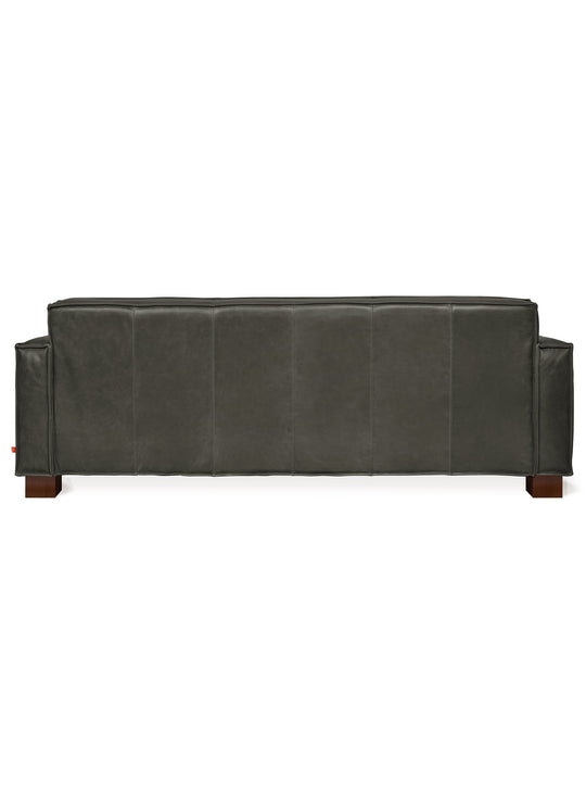 Style intemporel et confort optimal pour le sofa Cabot de Gus* Modern. Cuir tucson char