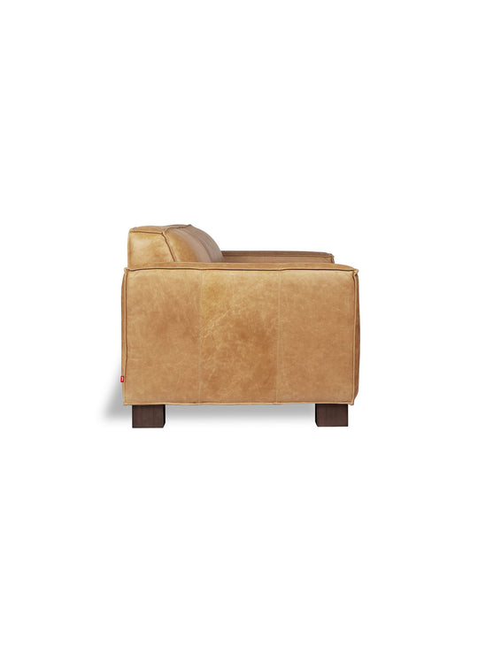 Le sofa Cabot de Gus* Modern : cuir patiné au fil du temps et design authentique. cuir canyon whiskey