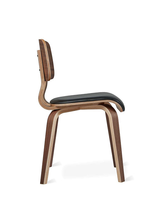 Chaise à dîner Cardinal Gus* Modern, dossier incurvé et assise en cuir souple. noyer