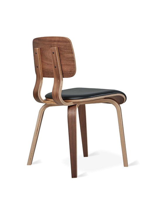 Chaise à dîner Cardinal de Gus* Modern, ergonomie soignée et style raffiné. noyer