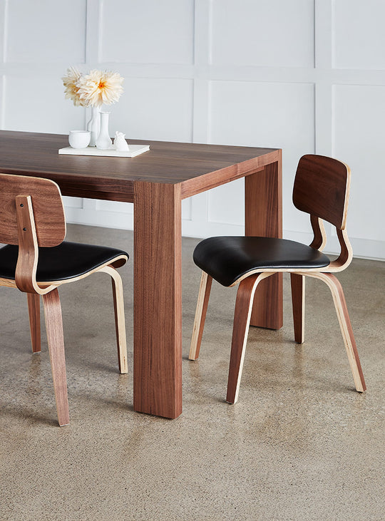 Chaise à dîner Cardinal de Gus* Modern, bois cintré et silhouette Mid-century. noyer