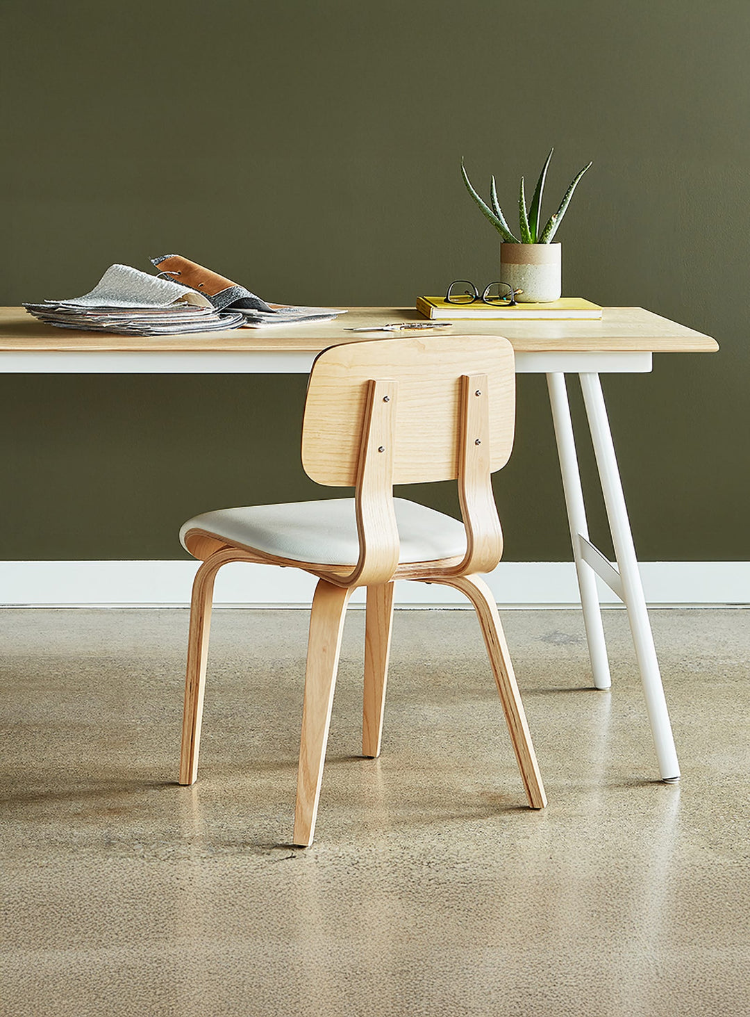 Chaise Cardinal Gus* Modern, parfaite pour salle à manger ou bureau moderne. frene