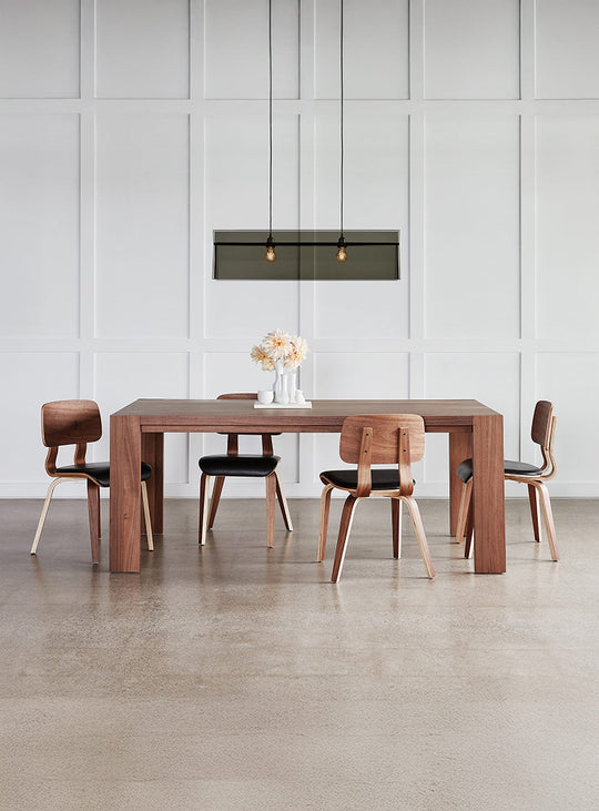 Chaise à dîner Cardinal de Gus* Modern, assise en cuir et courbes harmonieuses. noyer