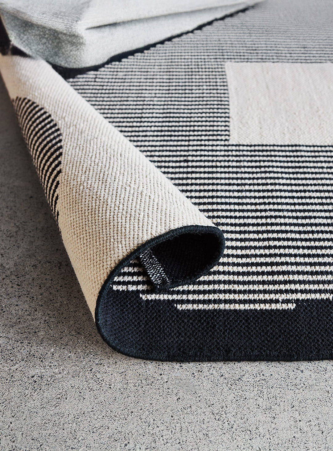 Tapis Construct Gus* Modern, bouteilles recyclées et design contemporain. versa