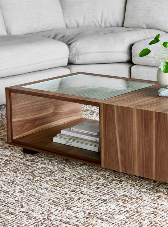 Table à café Gus* Modern Conway : une silhouette légère au style vintage avec rangement intégré. noyer
